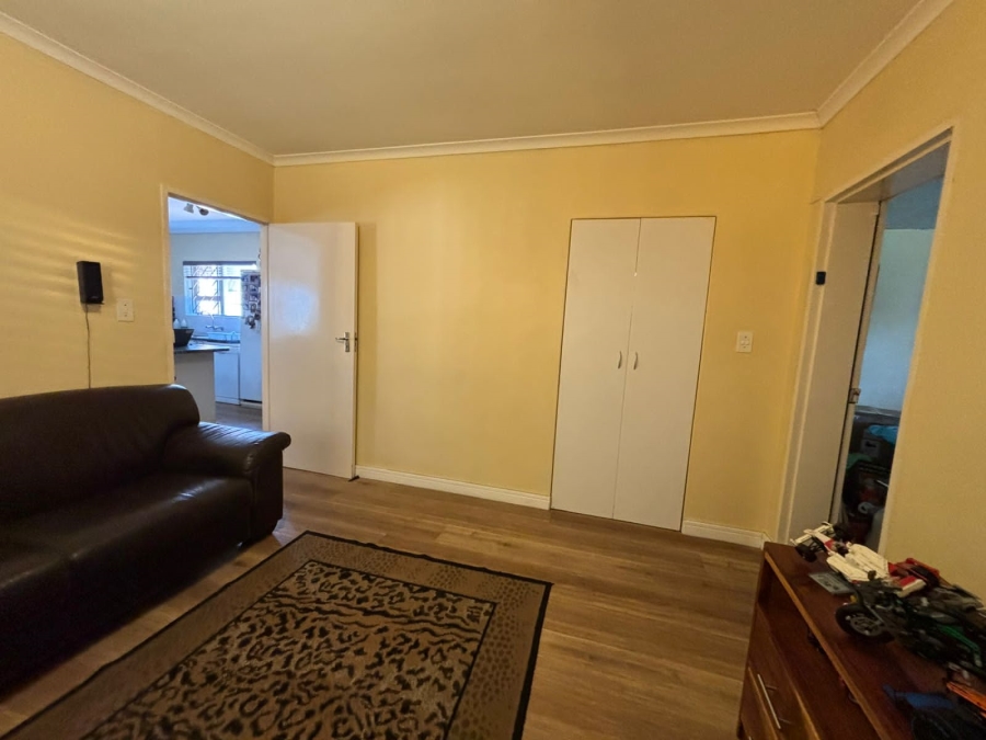 To Let 5 Bedroom Property for Rent in Rouxville Western Cape